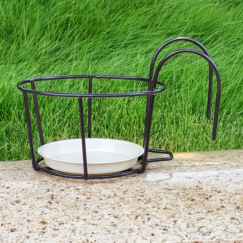 Czarny stojak na rośliny z kutego żelaza — zestaw wiszących kwietników na balustradę balkonową
