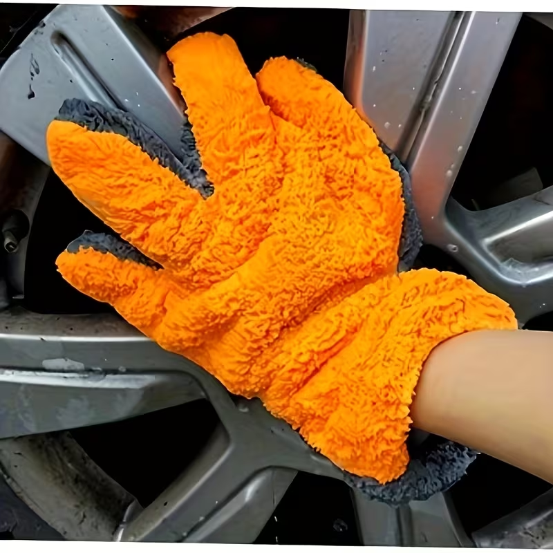 One coral fleece car wash glove - microfiber, scratch-resistant, reusable