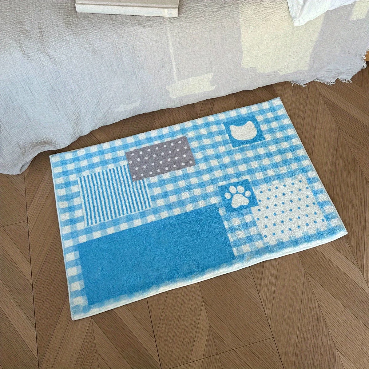 One faux cashmere rug, suitable for living room, bedroom, bedside, and other areas.