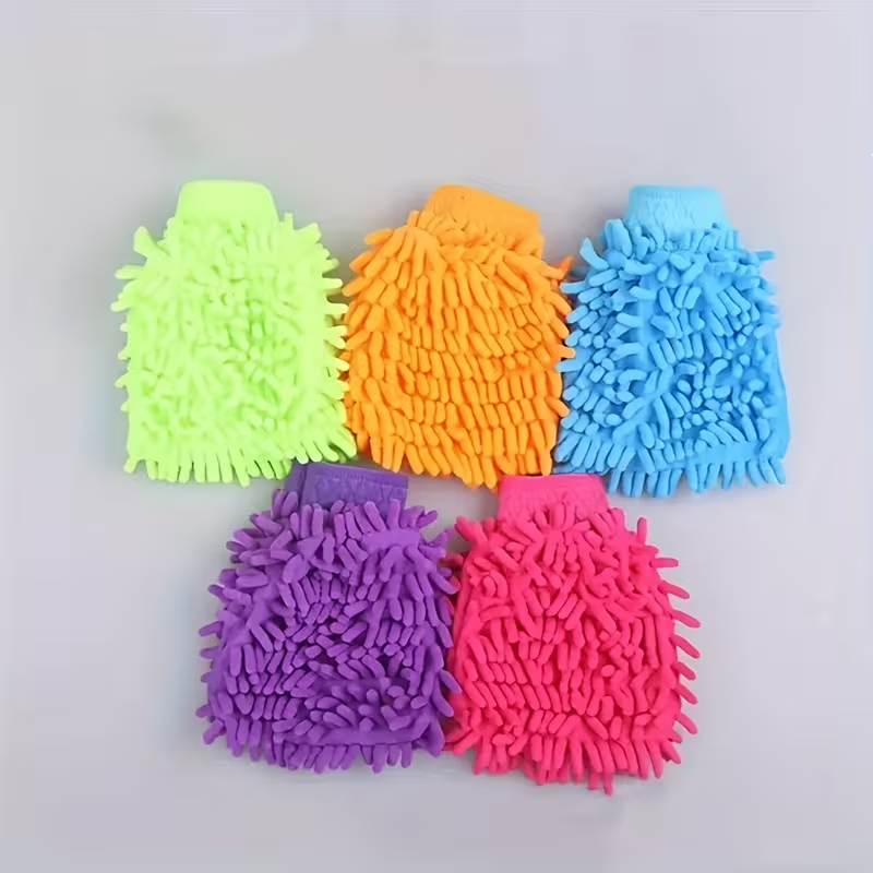 A pair of multi-functional chenille cleaning gloves, highly absorbent and dustproof.