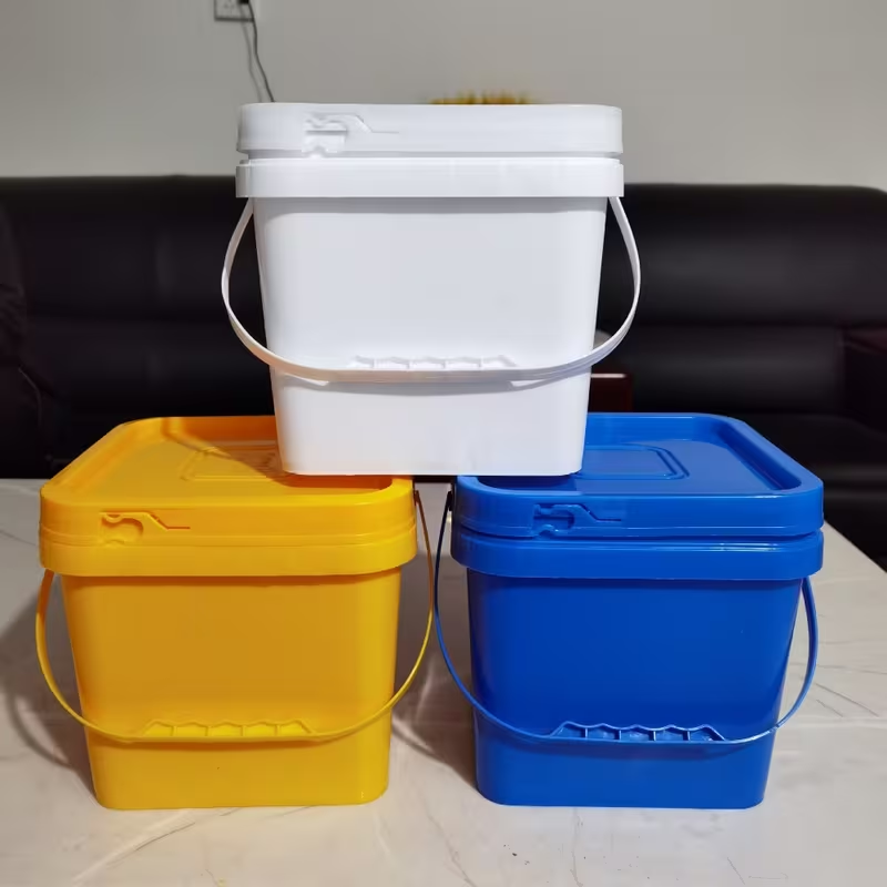 Two plastic buckets, square cleaning buckets, practical small buckets with handles.