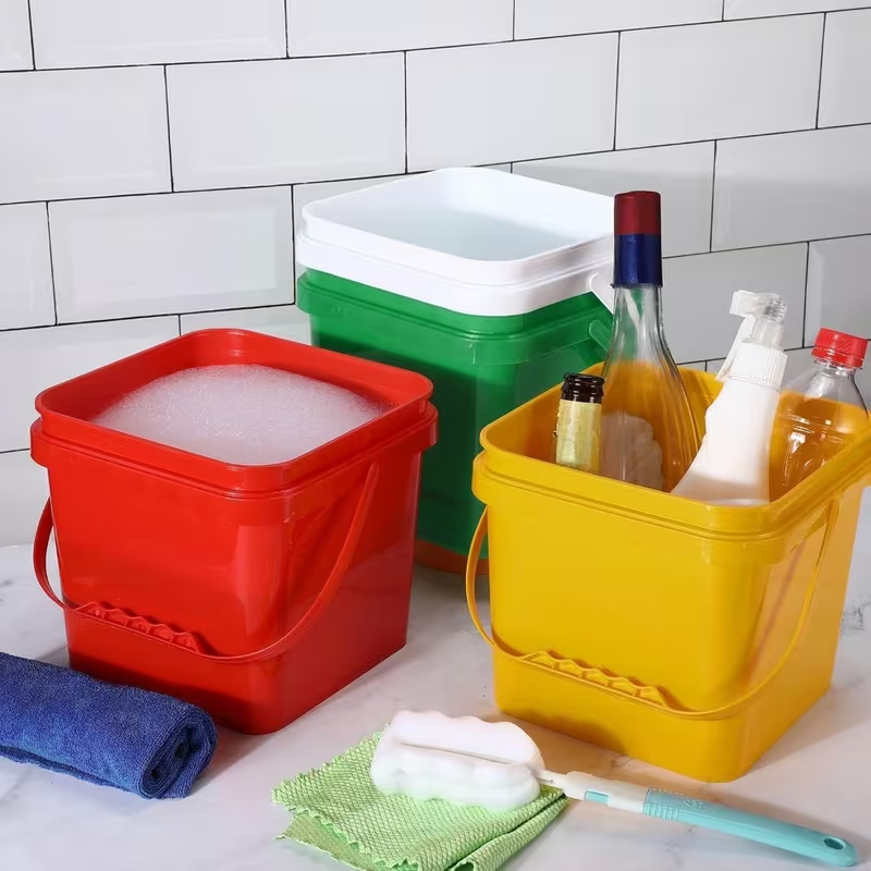 Two plastic buckets, square cleaning buckets, practical small buckets with handles.
