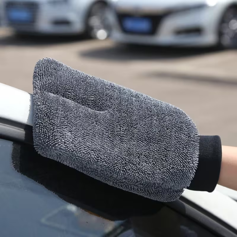 Cleaning gloves for car windows, reusable and washable.